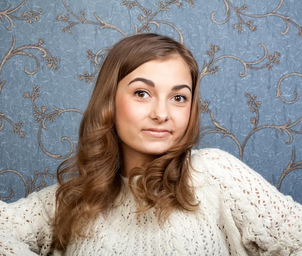 Portrait of a girl on a background of retro wallpaper — Stock Photo, Image