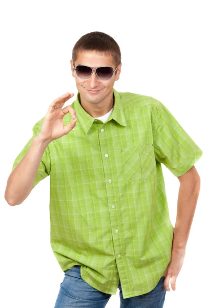 Casual retrato de um homem de óculos de sol e uma camisa xadrez verde i — Fotografia de Stock