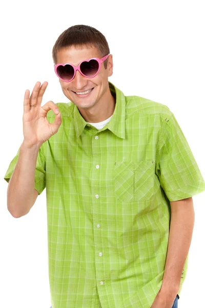 Imagem engraçada, o cara com os óculos de sol rosa na forma de — Fotografia de Stock