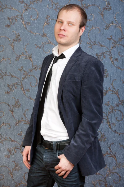 Şık bir yakışıklı genç adam ayakta portresi — Stok fotoğraf