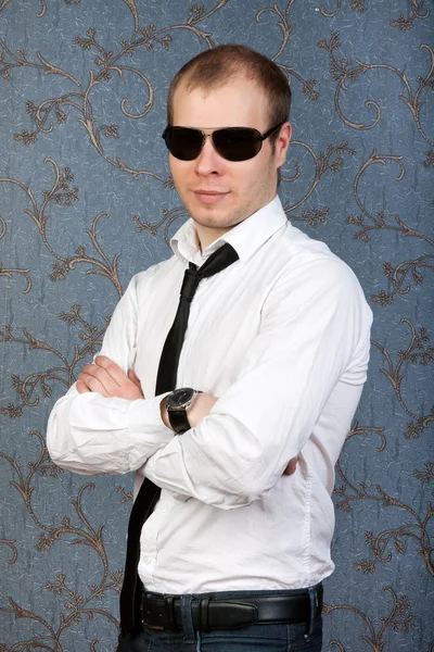 Neformální Portrét muže v sluneční brýle — Stock fotografie