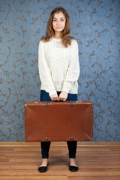 Portrait of a beautiful girl with a suitcase — Stock Photo, Image