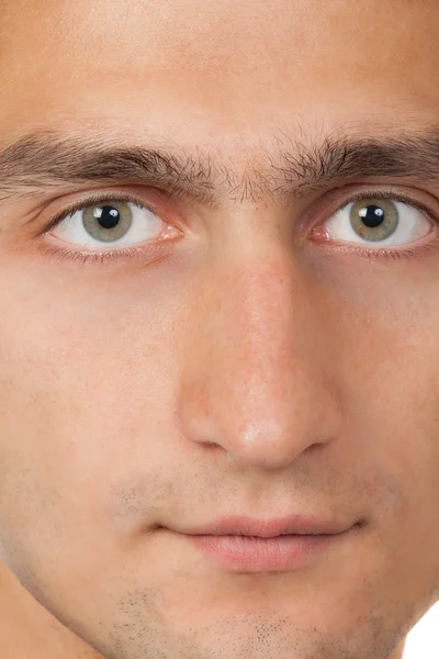 Das Gesicht des jungen Mannes. Makro-Porträt aus nächster Nähe — Stockfoto