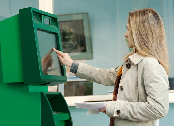 Ein junges Mädchen und ein Geldautomat — Stockfoto