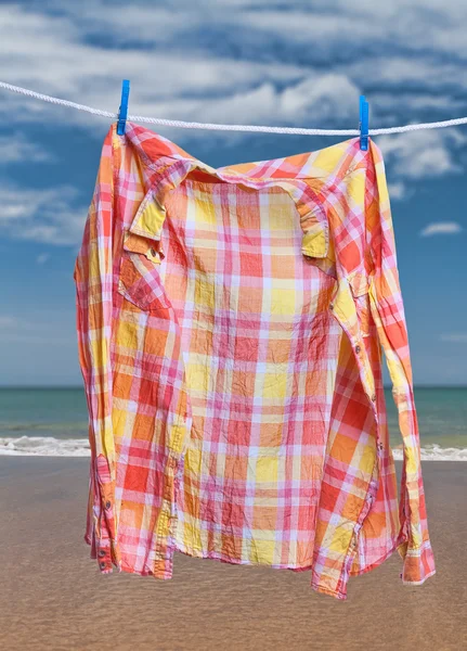 Oblečení pro sušení na prádelní šňůře — Stock fotografie
