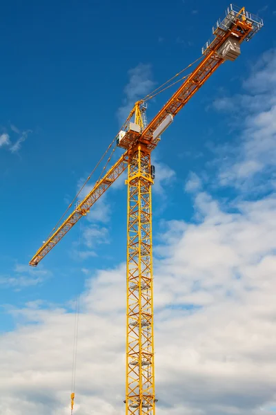 Tall white tower crane against bright blue sky. — Stock Photo, Image