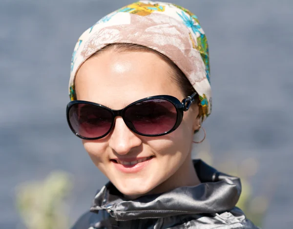 Retrato de menina bonita no bandana e óculos de sol — Fotografia de Stock