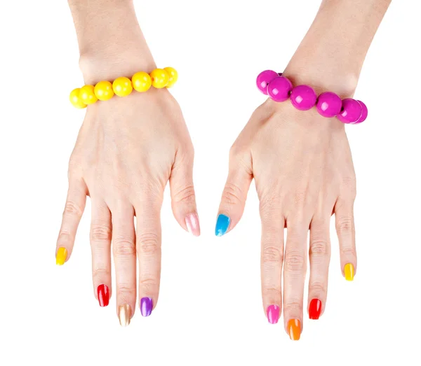 Las manos de las mujeres con un esmalte de uñas multicolor de moda con —  Fotos de Stock