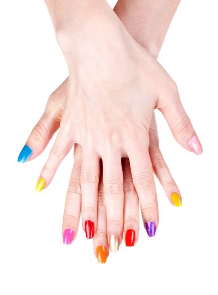 Mãos de mulher com um verniz de unhas colorido — Fotografia de Stock