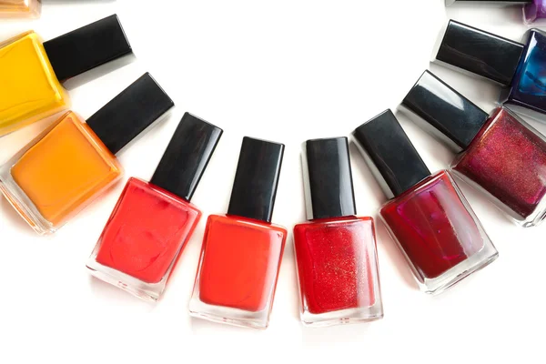 Esmalte de uñas coloreado envasado en un semicírculo —  Fotos de Stock