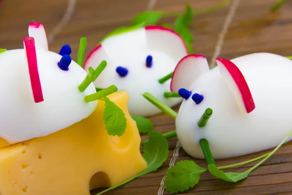 Möss tillverkade av ägg med ost för barn frukost — Stockfoto