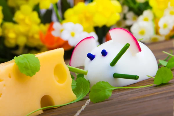 Maus aus Eiern mit Käse für das Kinderfrühstück — Stockfoto