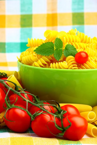 Deliciosa ramita de tomates con varios tipos de pasta —  Fotos de Stock