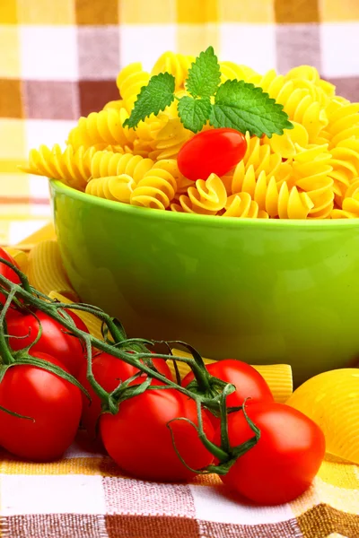 Deliciosa ramita de tomates con varios tipos de pasta —  Fotos de Stock