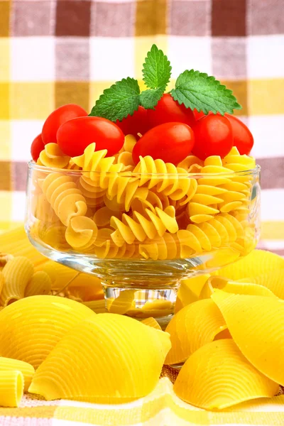 Deliciosos tomates cherry con pasta en copa —  Fotos de Stock