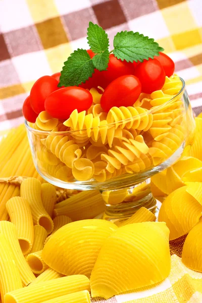 Deliciosos tomates cherry con pasta en copa —  Fotos de Stock