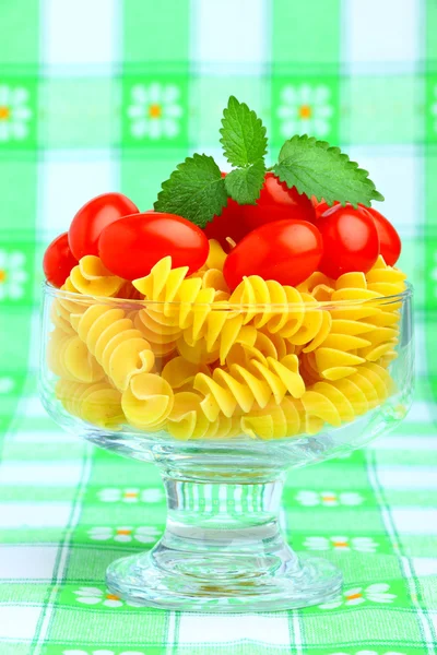Heerlijk cherry tomaten met pasta in goblet — Stockfoto