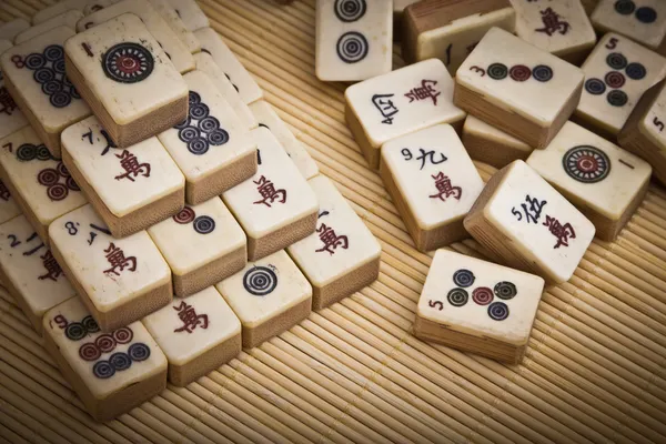 Oude chinese spel mahjongg op bamboe mat achtergrond — Stockfoto