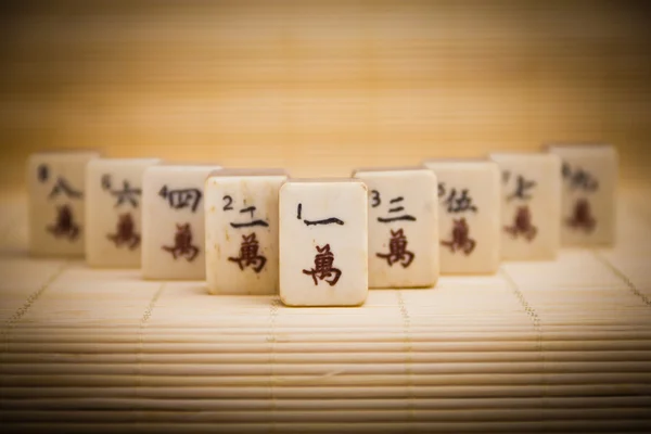 Antiguo juego chino mahjongg sobre fondo estera de bambú —  Fotos de Stock
