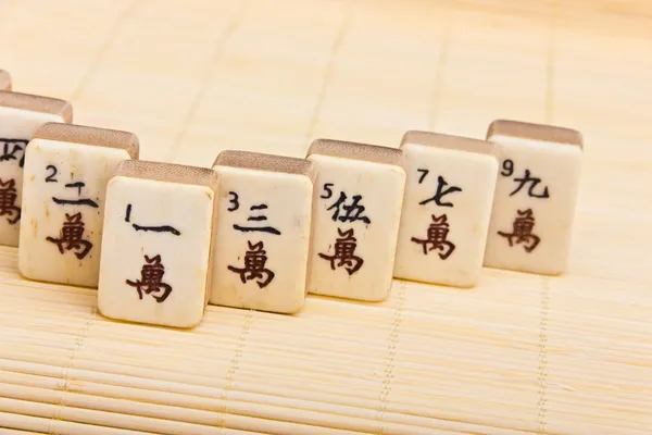 Antiguo juego chino mahjongg sobre fondo estera de bambú —  Fotos de Stock