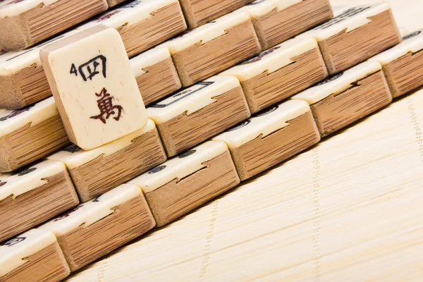 Vieux jeu chinois mahjongg sur fond de tapis de bambou — Photo