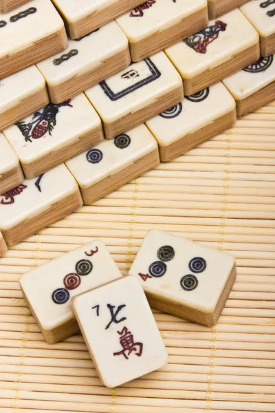 旧中国游戏麻将竹凉席背景上 — 图库照片
