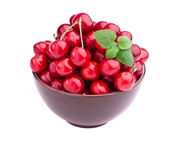 Frutos de cereja doce em tigela marrom — Fotografia de Stock