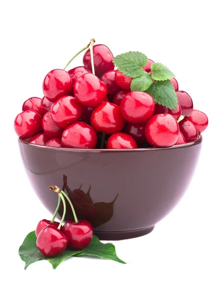 Sweet cherry frukter i brun skål — Stockfoto