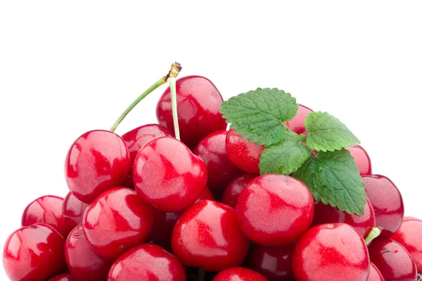 Солодкі вишневі фрукти ізольовані на білому фоні — стокове фото