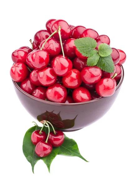 Sweet cherry ovoce v hnědé mísa — Stock fotografie