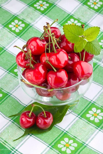 Søte kirsebærfrukter i glassbeger – stockfoto