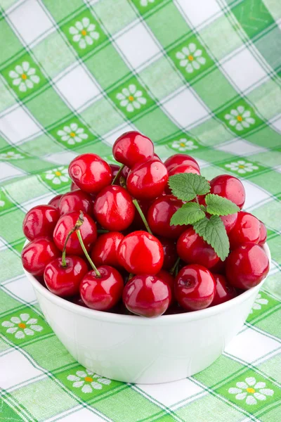 Frutta dolce ciliegia in ciotola bianca — Foto Stock