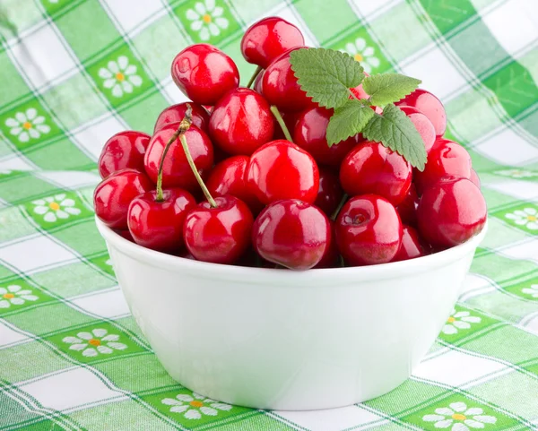 Frutos de cereja doce em tigela branca — Fotografia de Stock