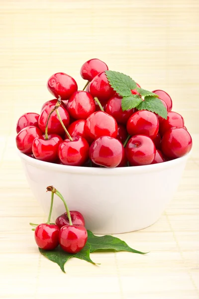 Frutas dulces de cereza en tazón blanco — Foto de Stock