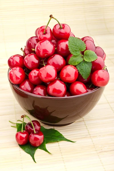 Frutas de cereza dulce en tazón marrón — Foto de Stock
