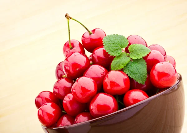 Солодкі вишневі фрукти в коричневій мисці — стокове фото