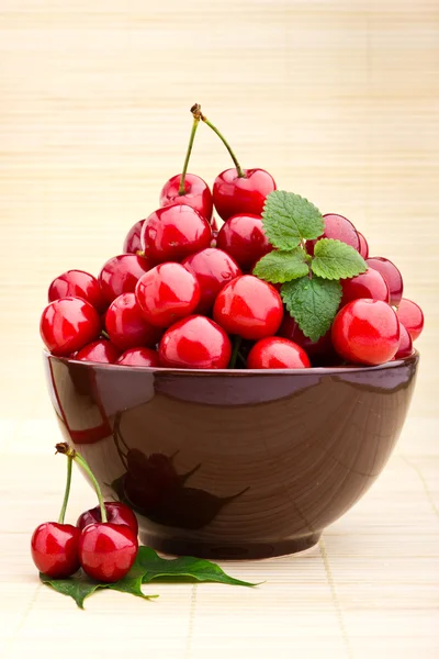 Cseresznye gyümölcsök, barna tálban — Stock Fotó