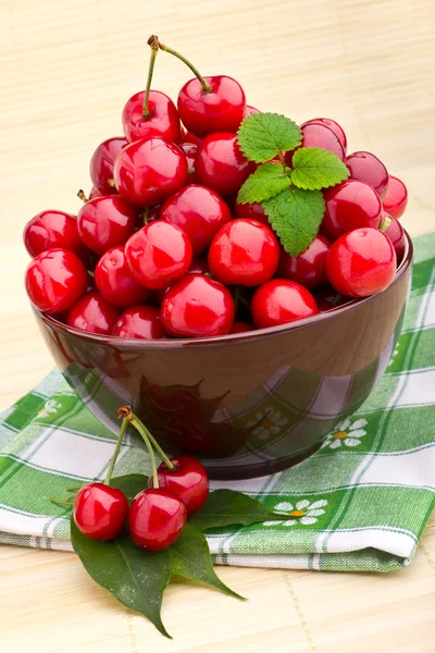 Сладкие вишневые фрукты в коричневой миске — стоковое фото