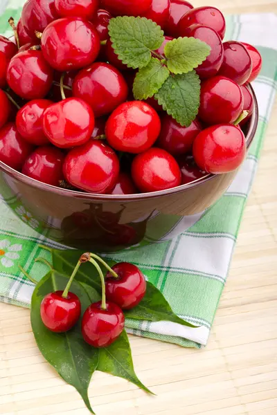 Sweet cherry fruits in brown bowl — Stock Photo, Image