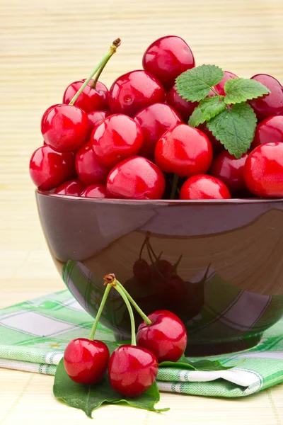 Sweet cherry fruits in brown bowl — Stock Photo, Image