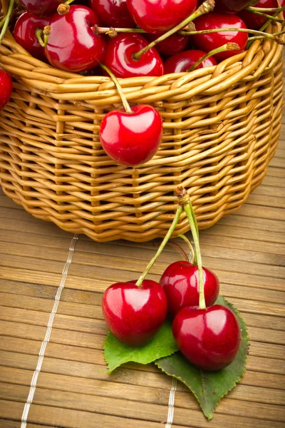 Вкусные сладкие вишневые фрукты в плетеной корзине — стоковое фото