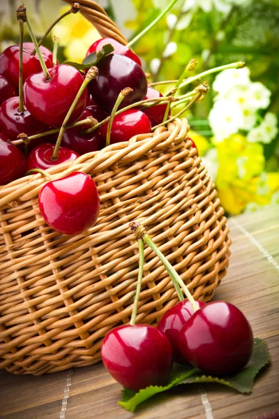 Deliciosas frutas de cereza dulce en canasta de mimbre — Foto de Stock