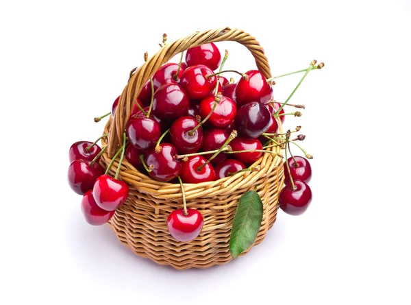 Deliciosos frutos de cereja doce na cesta de vime — Fotografia de Stock