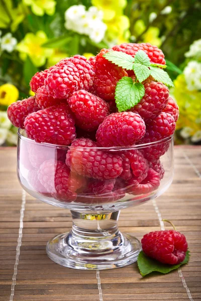 Dulces frutas frescas de frambuesa en copa de vidrio —  Fotos de Stock