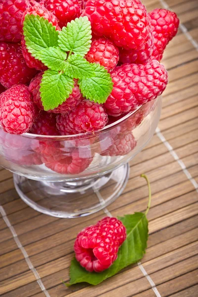 Dulces frutas frescas de frambuesa en copa de vidrio — Foto de Stock