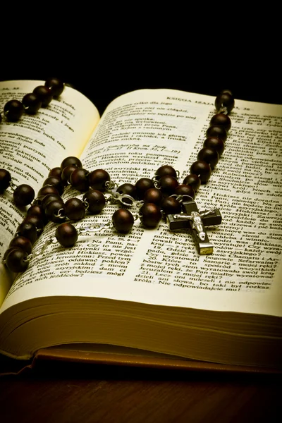 Kristna heliga Bibeln med krucifix på radband — Stockfoto