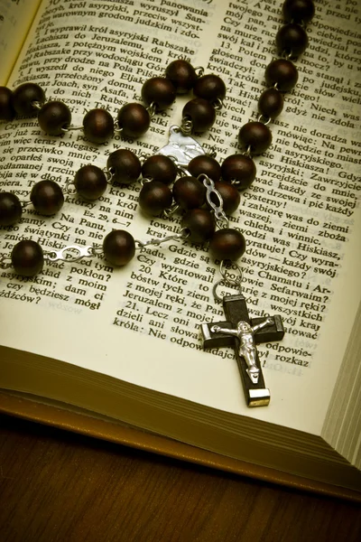 Křesťanská Bible svatá s křížkem na růženci — Stock fotografie