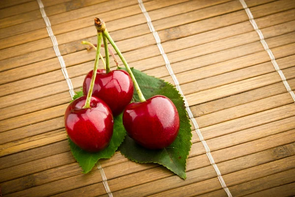Deliciosas frutas frescas de cereza dulce — Foto de Stock