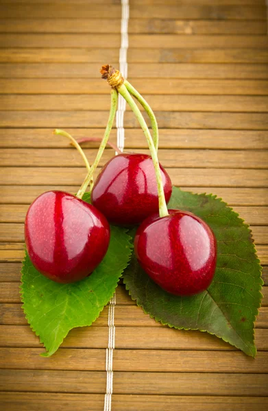 Deliciosos frutos de cereja doces frescos — Fotografia de Stock