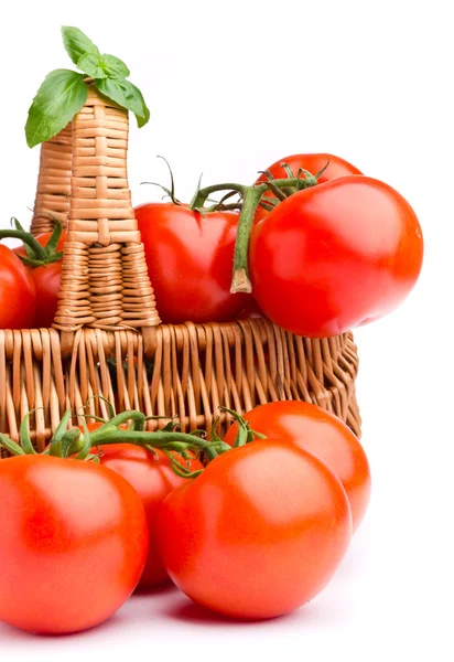 Плетеная корзина с вкусными помидорами — стоковое фото
